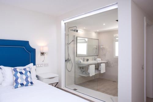 Habitación triple Vista Mar Sofá Cama incluido 2 Camas individuales del hotel Boutique Tao Caleta Mar. Foto 6