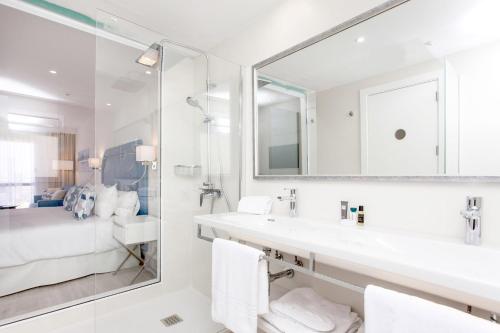 Habitación Triple con vistas al mar del hotel Boutique Tao Caleta Mar