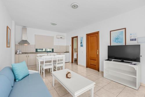 Apartamento Vista Piscina Balcón o Terraza 1 habitación Sofá Cama incluido del hotel O7 Aloe Corralejo. Foto 2