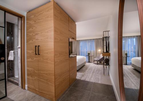 Habitación con cama grande del hotel Lincoln Plaza London, Curio Collection By Hilton. Foto 3