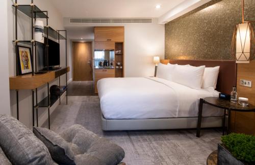 Habitación con cama extragrande del hotel Lincoln Plaza London, Curio Collection By Hilton. Foto 2