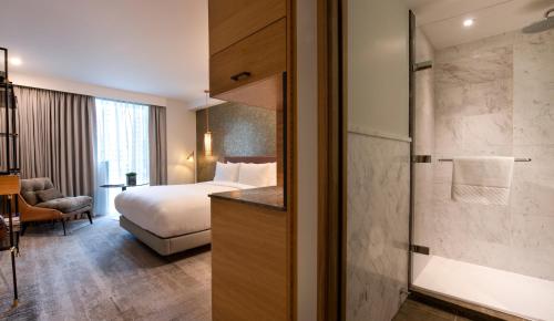 Superior Queen Room with Canary Wharf View del hotel Lincoln Plaza London, Curio Collection By Hilton. Foto 2
