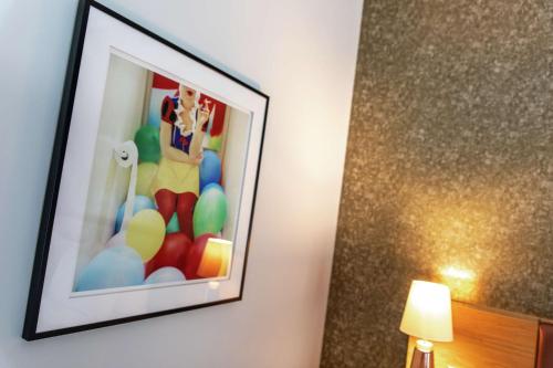 Habitación Deluxe con cama extragrande del hotel Lincoln Plaza London, Curio Collection By Hilton. Foto 1