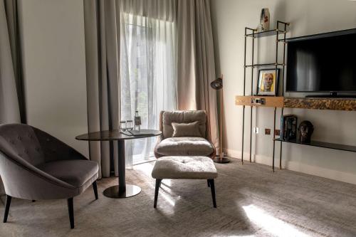 Habitación Deluxe con cama extragrande del hotel Lincoln Plaza London, Curio Collection By Hilton. Foto 3