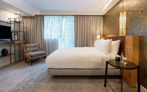 Habitación adaptada para personas de movilidad reducida - 1 cama grande del hotel Lincoln Plaza London, Curio Collection By Hilton. Foto 2