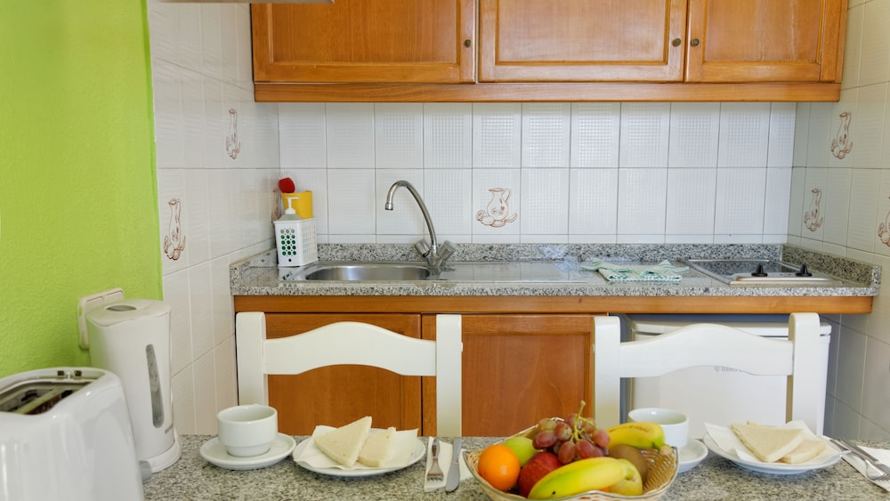 Apartamento, 1 habitación, balcón, vistas parciales al mar del hotel Monteparaiso. Foto 2