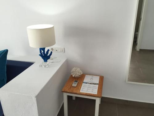 Suite con cama grande del hotel Neptuno Suites