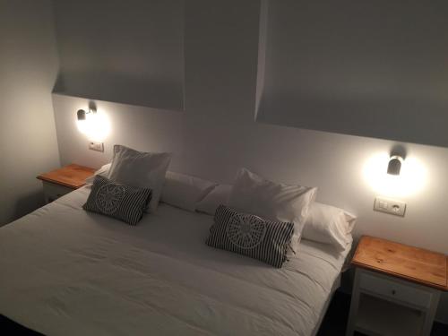 Suite con cama grande del hotel Neptuno Suites. Foto 1