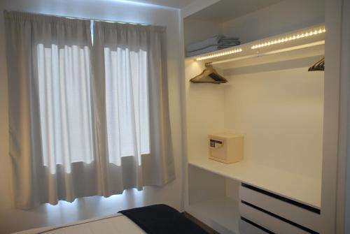 Suite con cama grande del hotel Neptuno Suites. Foto 7