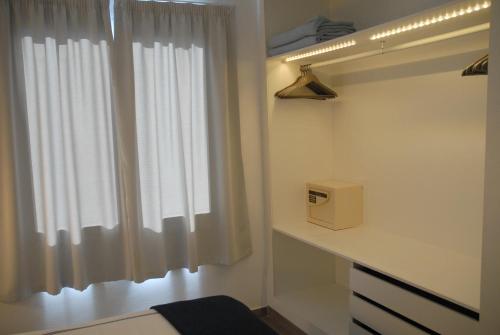 Suite con cama grande del hotel Neptuno Suites. Foto 8