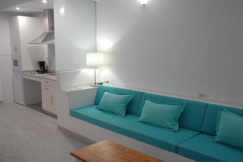 Suite con cama grande del hotel Neptuno Suites. Foto 16