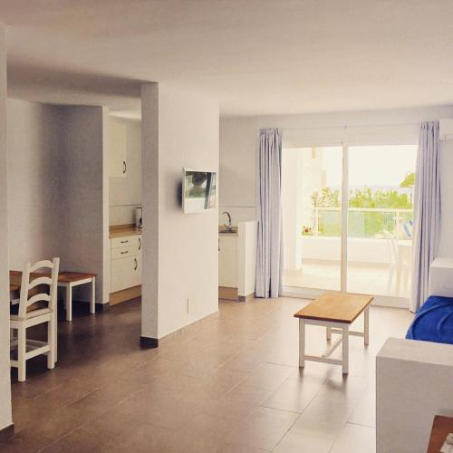 Suite con cama grande del hotel Neptuno Suites. Foto 23