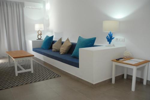 Suite con cama grande del hotel Neptuno Suites. Foto 25