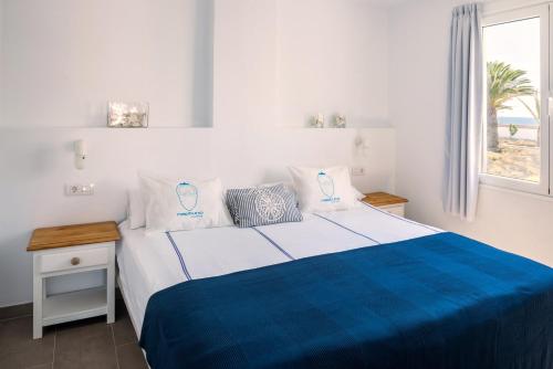 Suite con cama grande del hotel Neptuno Suites. Foto 27