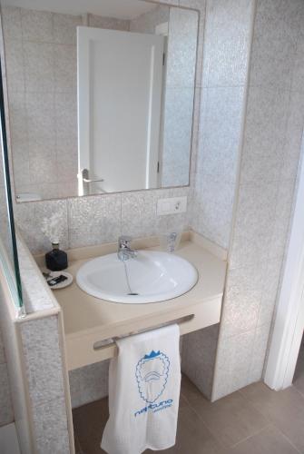 Apartamento de 1 dormitorio con vistas al mar del hotel Neptuno Suites. Foto 12