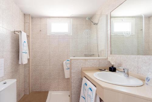 Suite de 1 dormitorio con vistas al océano del hotel Neptuno Suites. Foto 2