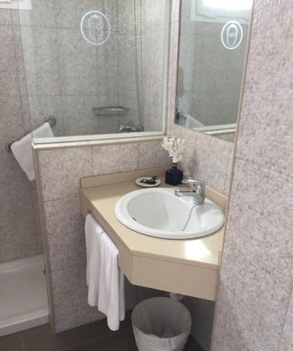 Suite con cama grande del hotel Neptuno Suites. Foto 2