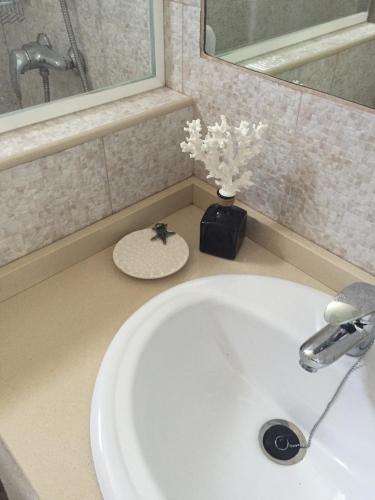 Suite con cama grande del hotel Neptuno Suites. Foto 3