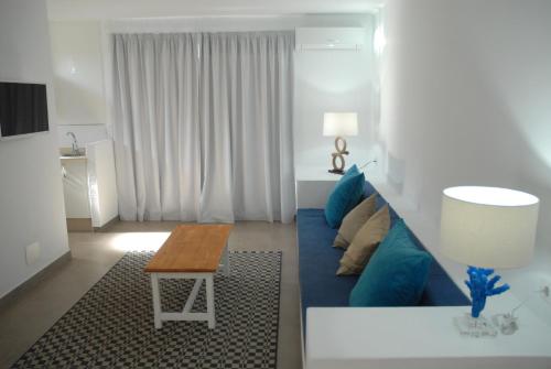 Suite con cama grande del hotel Neptuno Suites. Foto 6