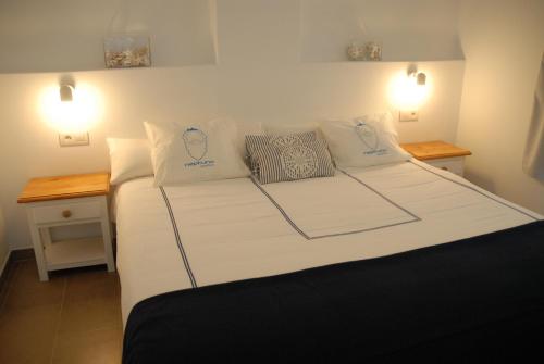 Suite con cama grande del hotel Neptuno Suites. Foto 9