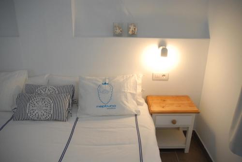 Suite con cama grande del hotel Neptuno Suites. Foto 10