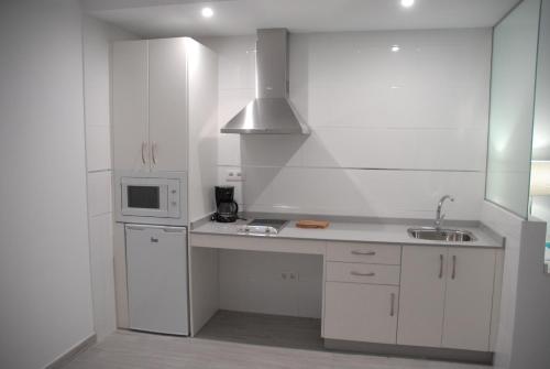 Suite con cama grande del hotel Neptuno Suites. Foto 15