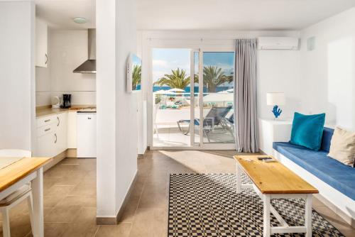 Suite con cama grande del hotel Neptuno Suites. Foto 21