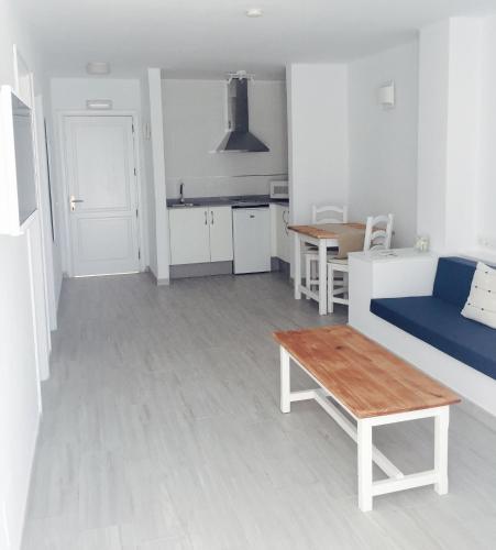 Apartamento de 1 dormitorio con vistas al mar del hotel Neptuno Suites. Foto 2