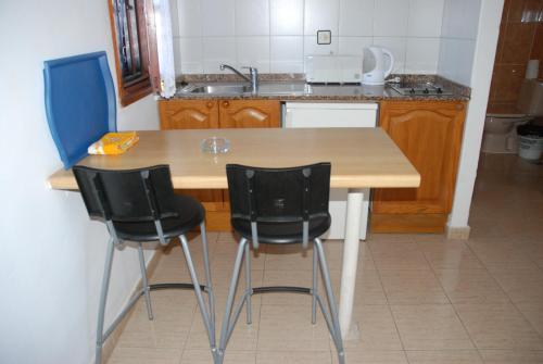 Estudio con vistas a la piscina del hotel Las Lilas. Foto 1