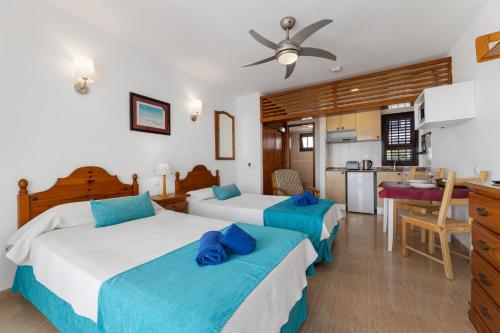 Estudio con vistas a la piscina del hotel Las Lilas. Foto 4