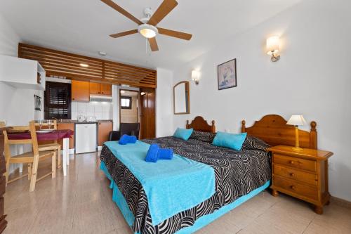 Estudio con vistas a la piscina del hotel Las Lilas. Foto 11