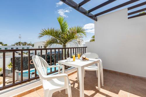 Estudio con vistas a la piscina del hotel Las Lilas. Foto 16