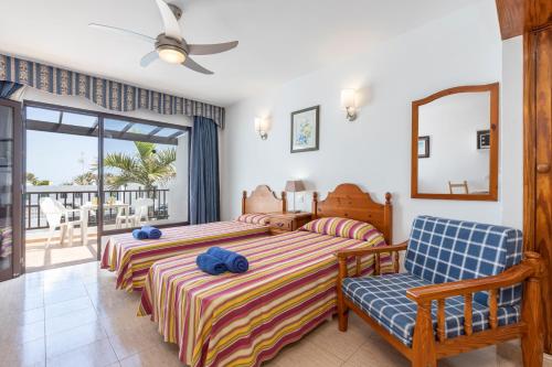 Estudio con vistas a la piscina del hotel Las Lilas. Foto 24