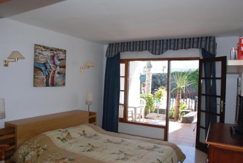 Estudio con vistas a la piscina del hotel Las Lilas