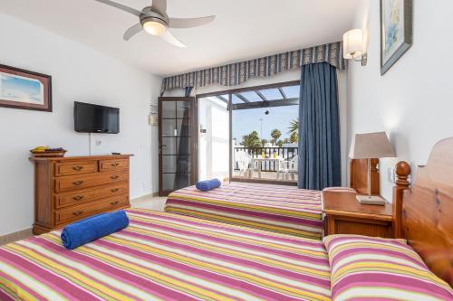 Estudio con vistas a la piscina del hotel Las Lilas. Foto 7