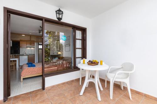 Estudio con vistas a la piscina del hotel Las Lilas. Foto 12