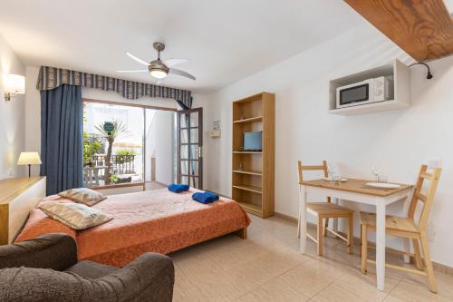 Estudio con vistas a la piscina del hotel Las Lilas. Foto 15