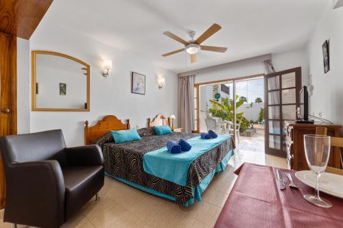 Estudio con vistas a la piscina del hotel Las Lilas. Foto 23