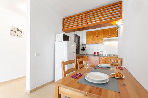 Apartamento de 1 dormitorio con vistas a la piscina del hotel Las Lilas. Foto 2