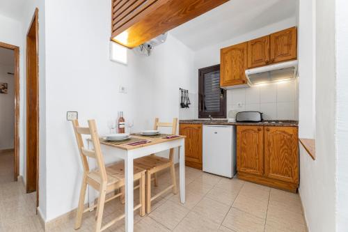 Apartamento de 1 dormitorio con vistas a la piscina del hotel Las Lilas. Foto 4