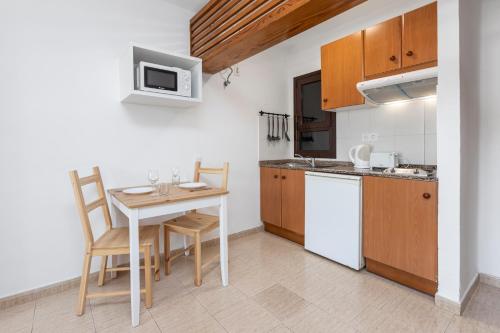 Estudio con vistas a la piscina del hotel Las Lilas. Foto 43