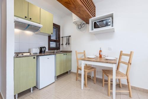 Estudio con vistas a la piscina del hotel Las Lilas. Foto 45