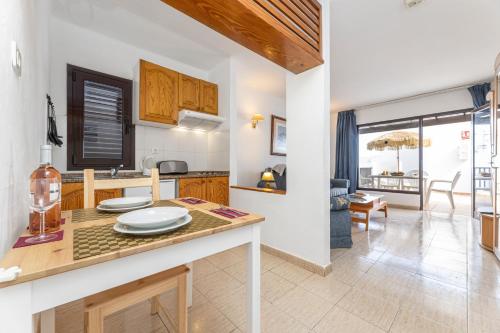 Apartamento de 1 dormitorio con vistas a la piscina del hotel Las Lilas. Foto 28