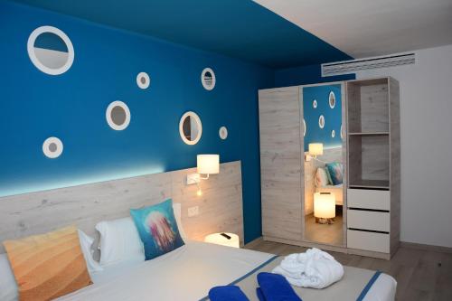Apartamento Balcón o Terraza Con Cocina 1 habitación 2 Camas individuales 1 Cama doble del hotel R2 Bahía Kontiki Beach Apartments. Foto 1