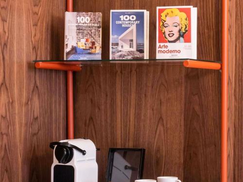 Habitación Doble Superior con salón del hotel Novotel Madrid City Las Ventas. Foto 3