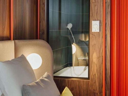 Habitación Executive con salón del hotel Novotel Madrid City Las Ventas. Foto 6