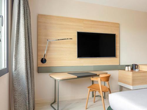 Habitación Doble Executive con sofá del hotel Novotel Madrid City Las Ventas