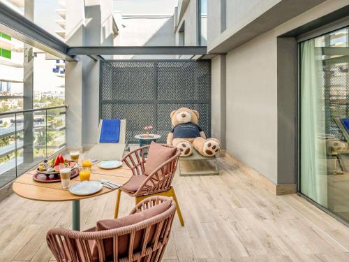 Habitación Doble Deluxe con terraza del hotel Novotel Madrid City Las Ventas. Foto 5