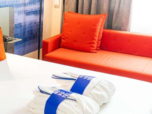 Habitación Doble Executive con sofá del hotel Novotel Madrid City Las Ventas. Foto 1