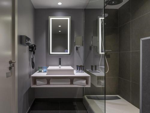 Habitación Doble Executive con sofá del hotel Novotel Madrid City Las Ventas. Foto 2